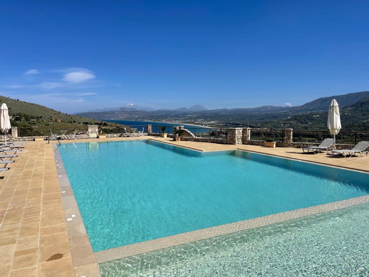 Arbutus - Relaxing Apartment With Fantastic Views Georgioupoli Bagian luar foto